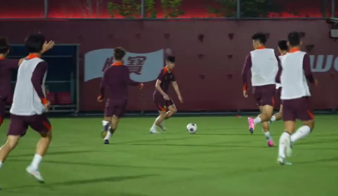 国足备战世预赛，教练组加紧磨合球队战术