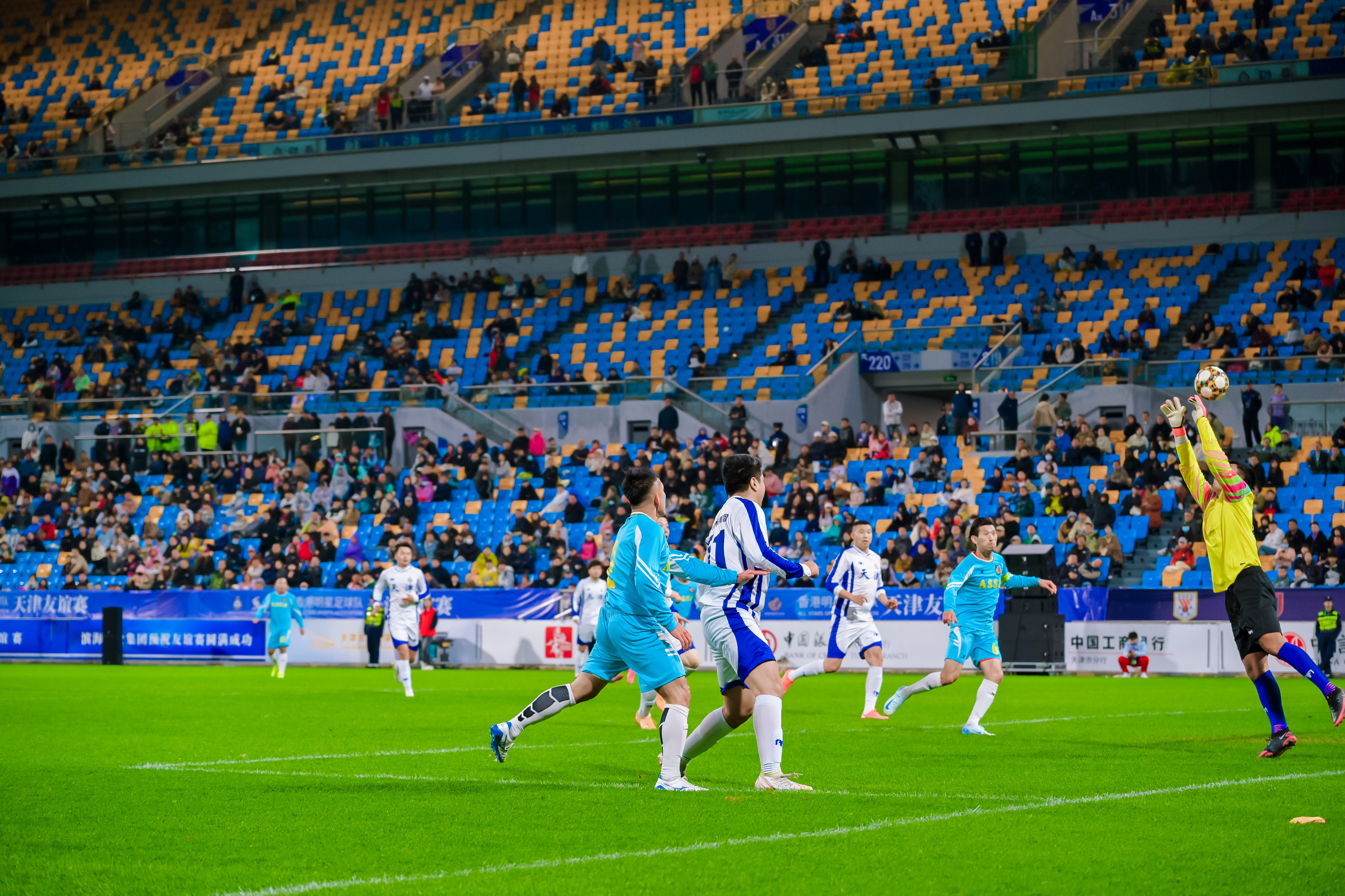 顶级足球联赛的强队争霸引人瞩目