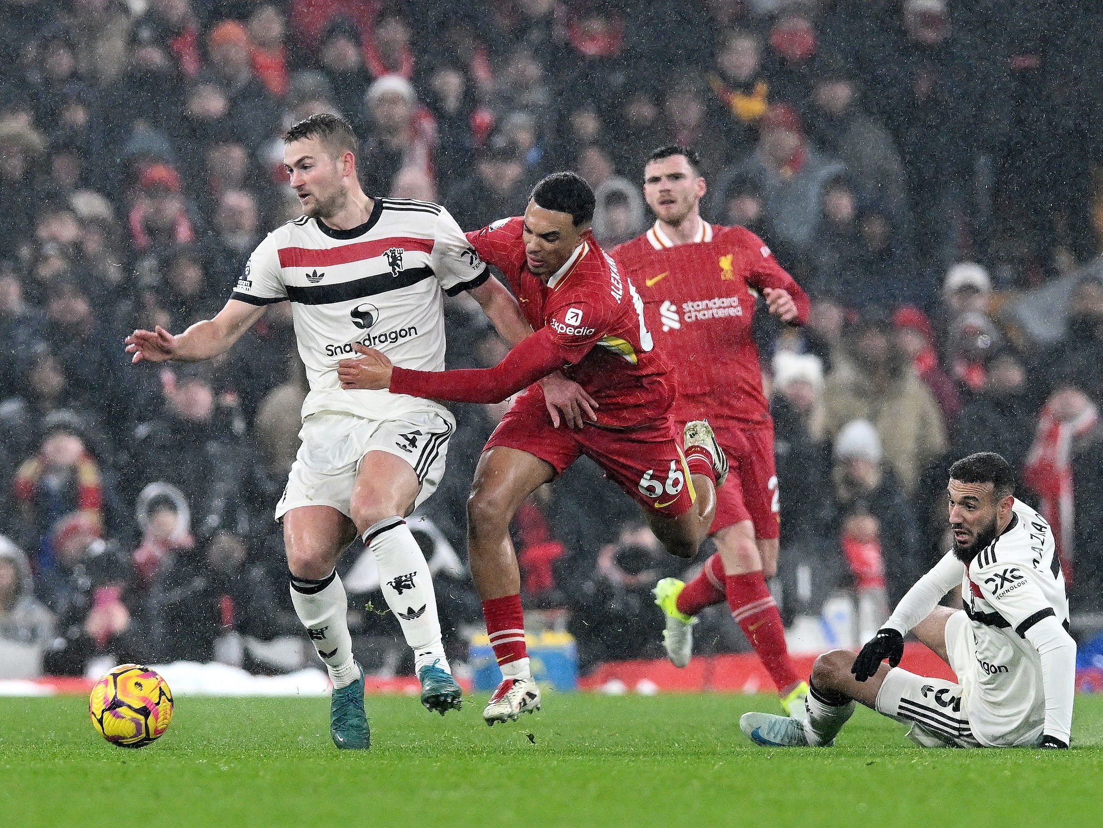 曼联豪取胜利,继续领跑英格兰足坛 曼联豪取胜利,继续领跑英格兰足坛