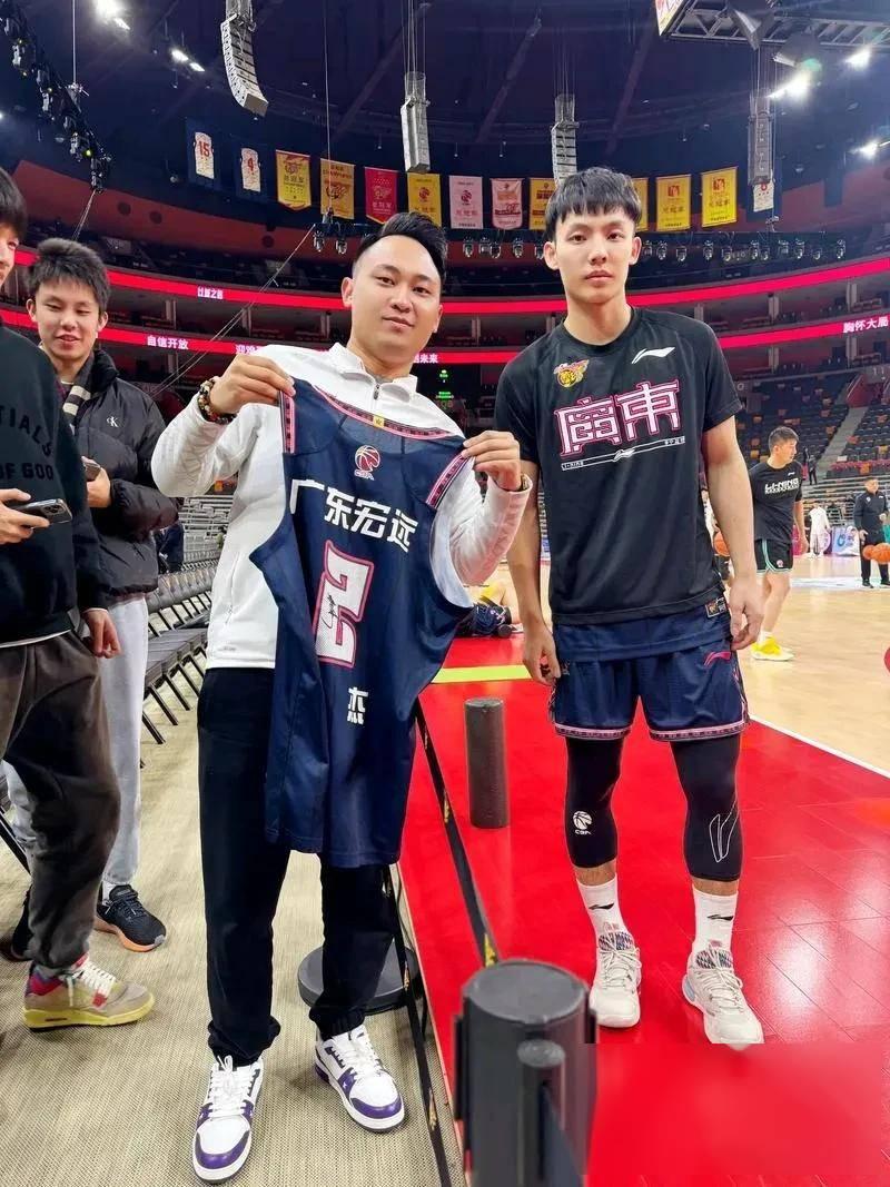 黑白直播nba在线观看-广东主场对阵新疆队，激烈交锋