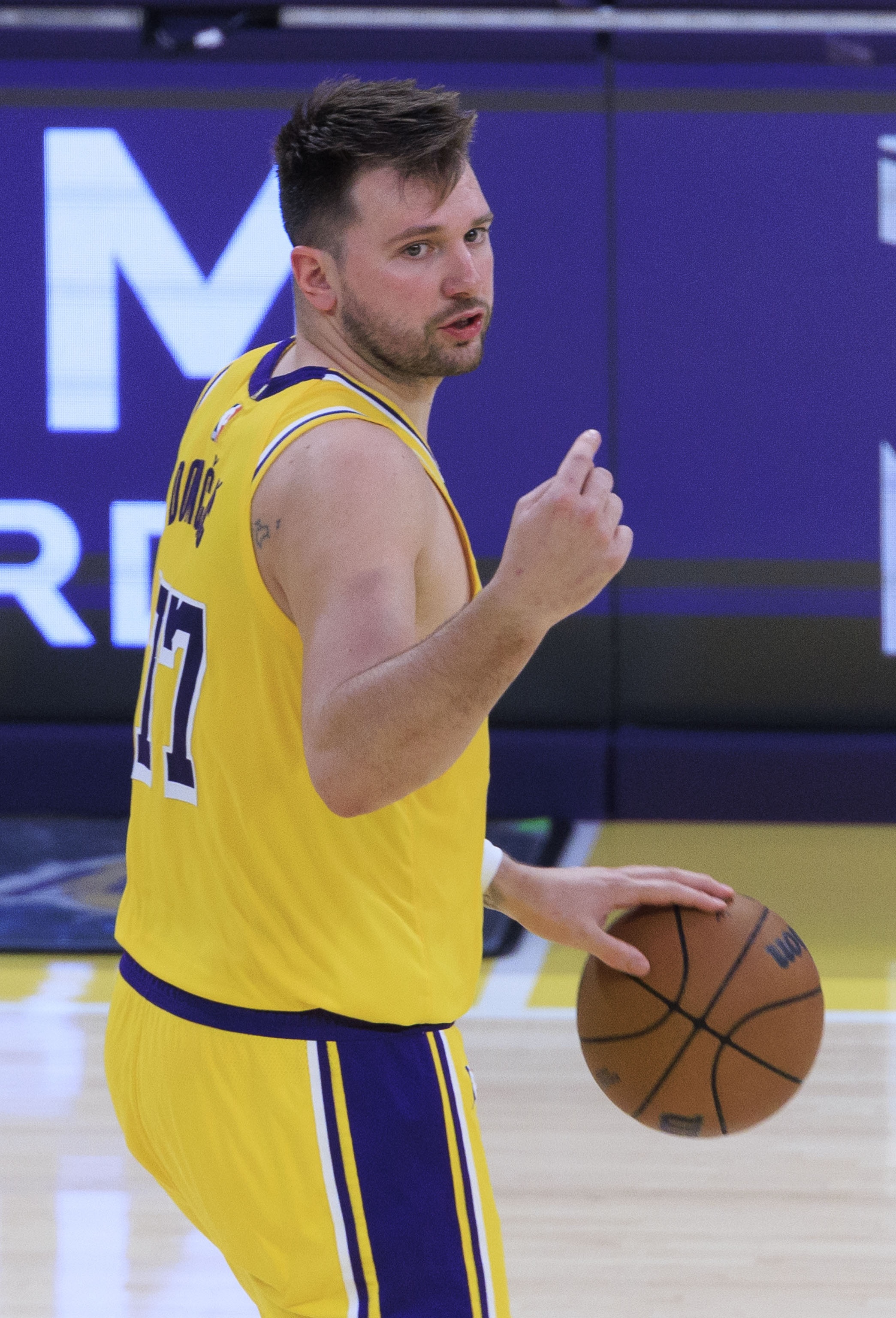 黑白直播在线观看nba-最新焦点：东契奇晋级，热议不断