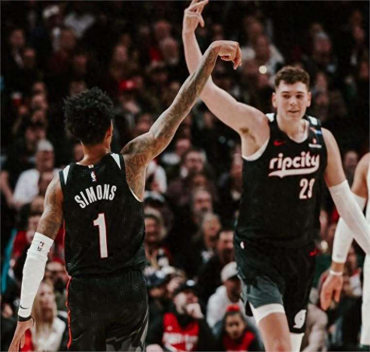 开拓者大胜黄蜂，利拉德统治比赛