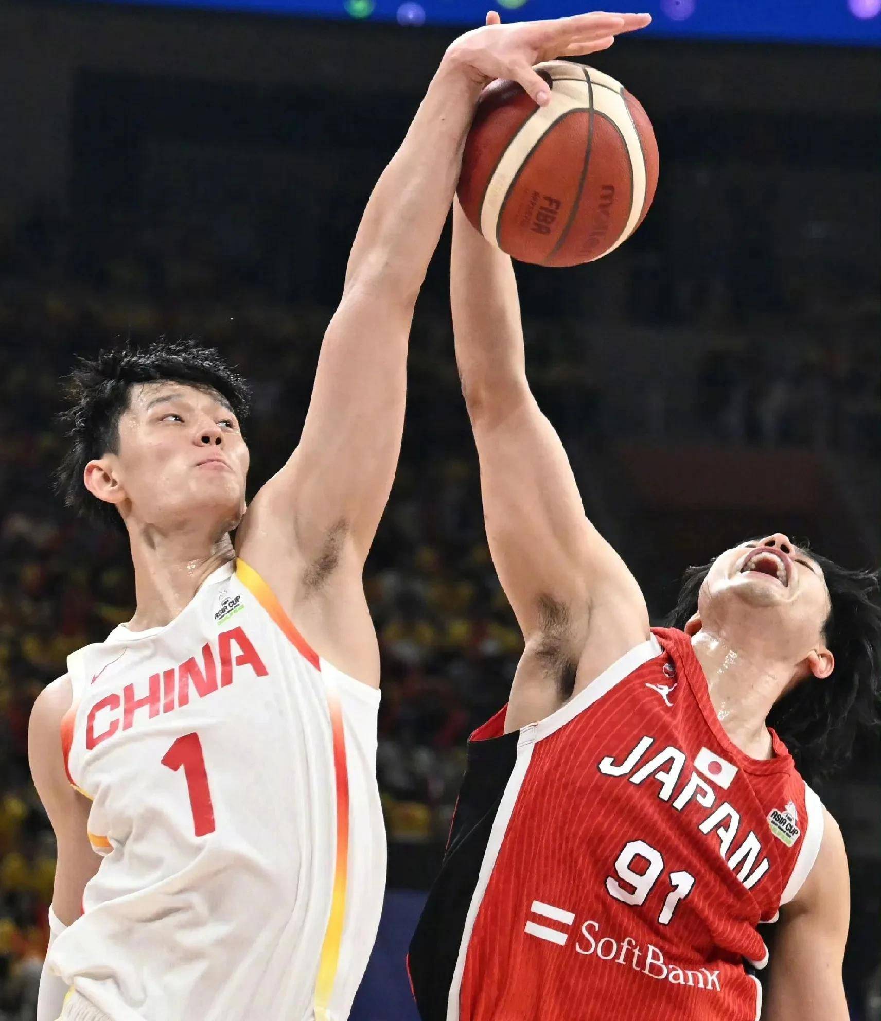 黑白直播在线观看nba-亚洲篮球新星崛起，引领青年队晋级