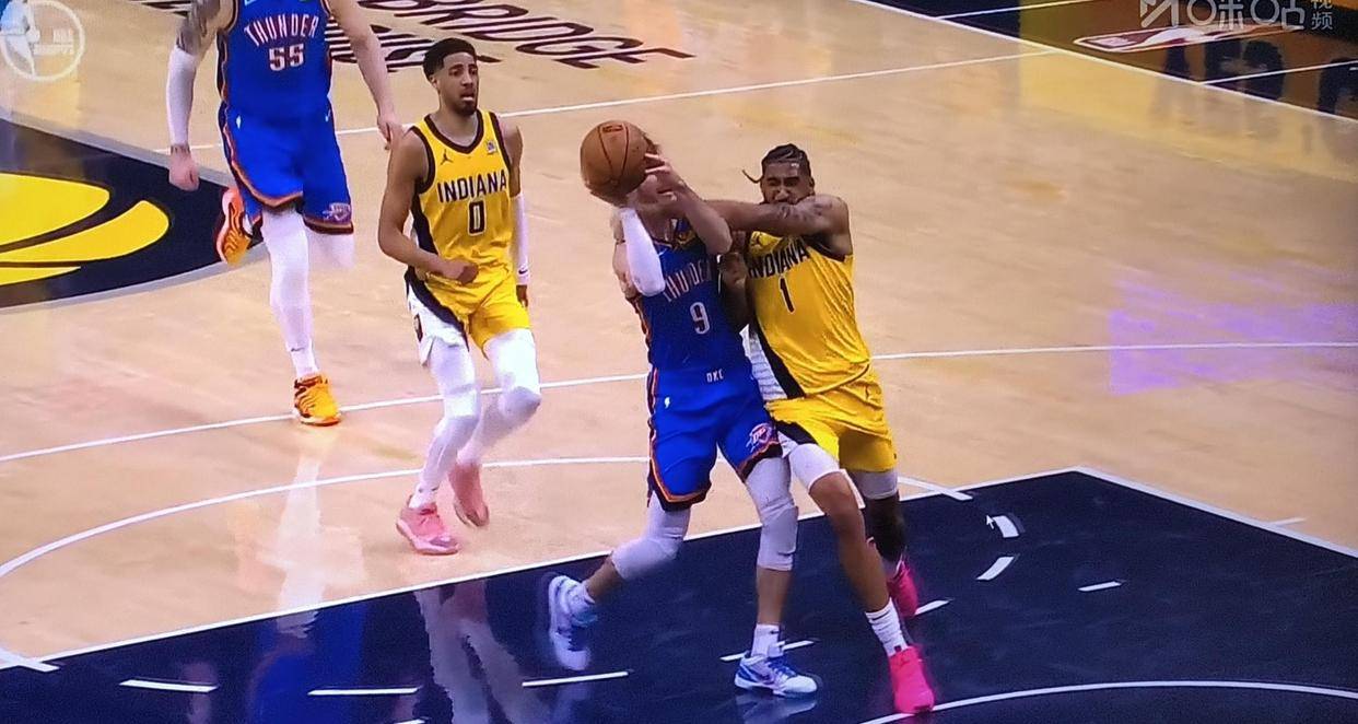 步行者不敌活塞,遭遇四连败 步行者不敌活塞,遭遇四连败