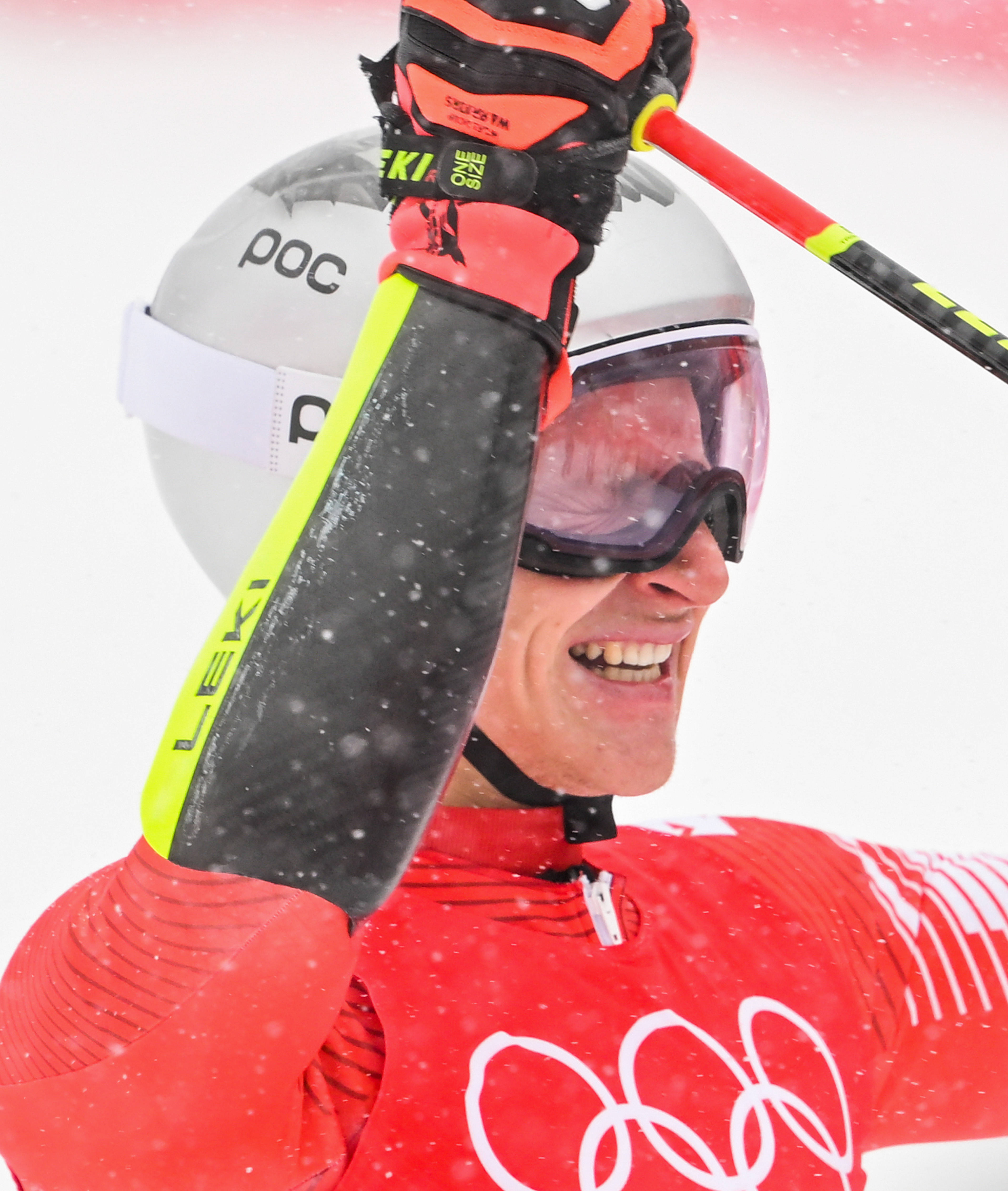 黑白直播体育-瑞士滑雪选手实力无敌，夺得冠军头衔