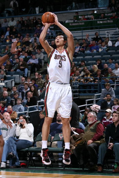 雄鹿碾压太阳，易建联高光表现